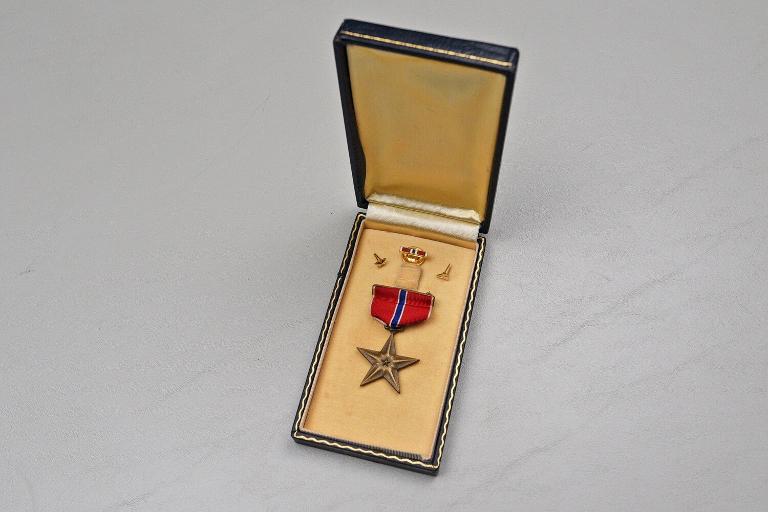 WWII U.S. NAVY MARINE CORPS BRONZE STAR MEDAL w/&quot;V&quot; DEVICE &amp; GOLD STAR - CASED