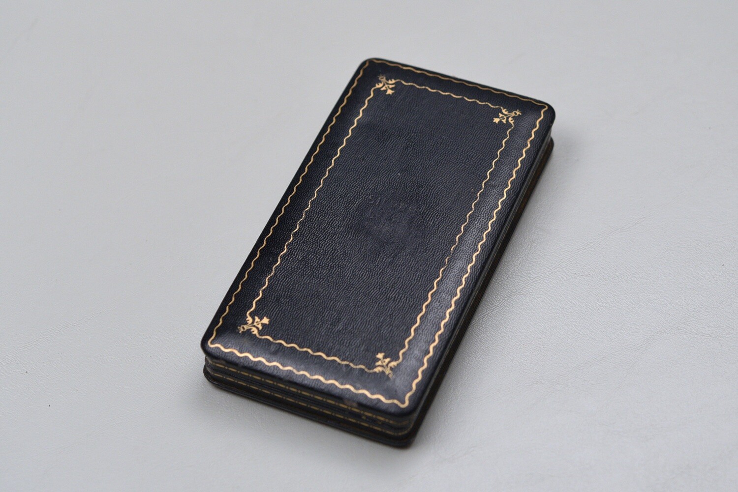 WWII U.S. UNTITLED BLACK LEATHERETTE PRESENTATION CASE - NAME OFFICIALLY REMOVED