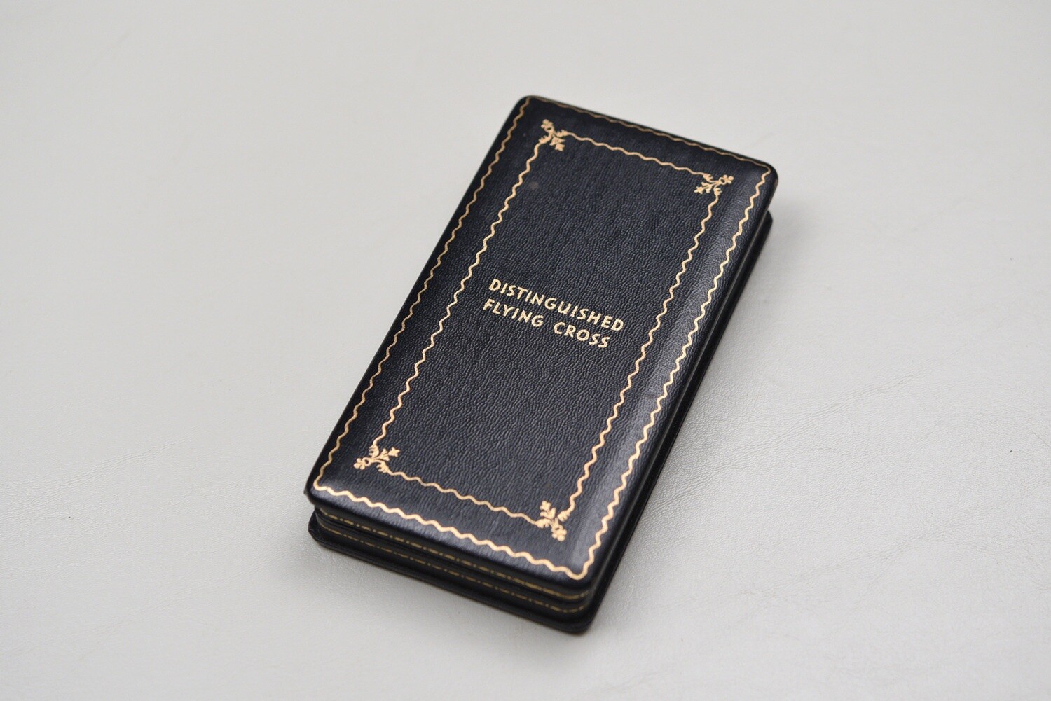 WWII U.S. DISTINGUISHED FLYING CROSS BLACK LEATHERETTE PRESENTATION CASE