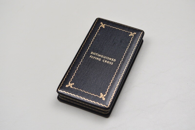 WWII U.S. DISTINGUISHED FLYING CROSS BLACK LEATHERETTE PRESENTATION CASE WWII U.S. DISTINGUISHED FLYING CROSS BLACK LEATHERETTE PRESENTATION CASE