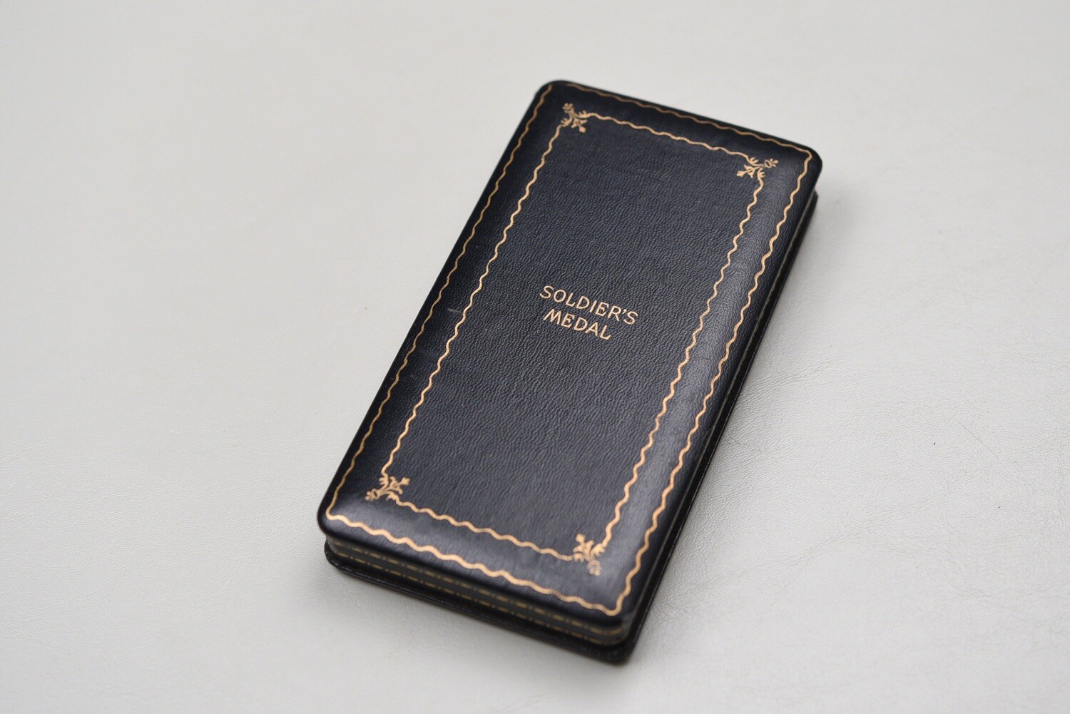 WWII U.S. ARMY SOLDIER&#39;S MEDAL BLACK LEATHERETTE PRESENTATION CASE w/LAPEL PIN