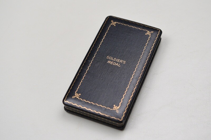 WWII U.S. ARMY SOLDIER'S MEDAL BLACK LEATHERETTE PRESENTATION CASE w/LAPEL PIN WWII U.S. ARMY SOLDIER'S MEDAL BLACK LEATHERETTE PRESENTATION CASE w/LAPEL PIN
