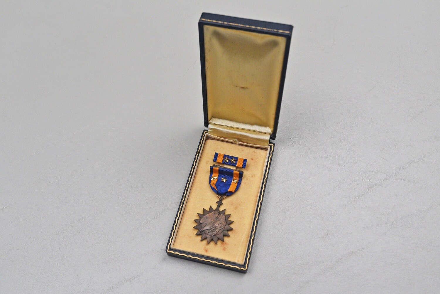 WWII U.S. NAVY/MARINE CORPS AIR MEDAL w/3 GOLD STARS IN SHORT LEATHERETTE CASE