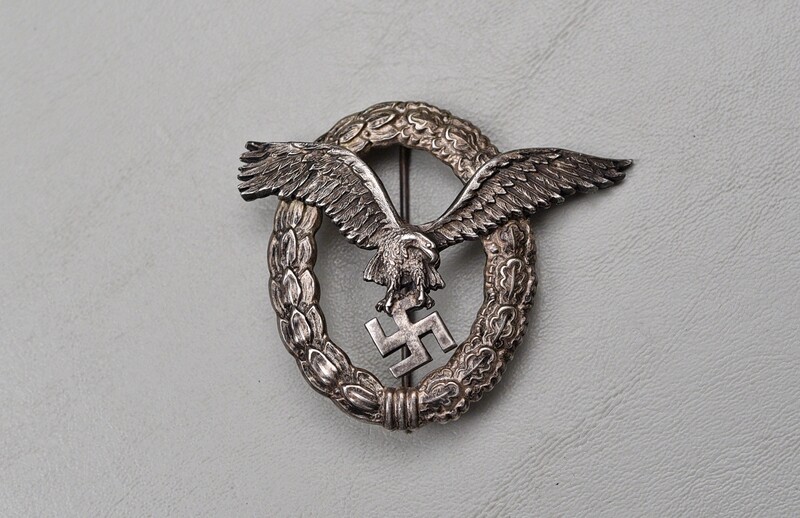 WWII GERMAN LUFTWAFFE PILOT&#39;S BADGE BY JUNKER – J1 THIN WREATH