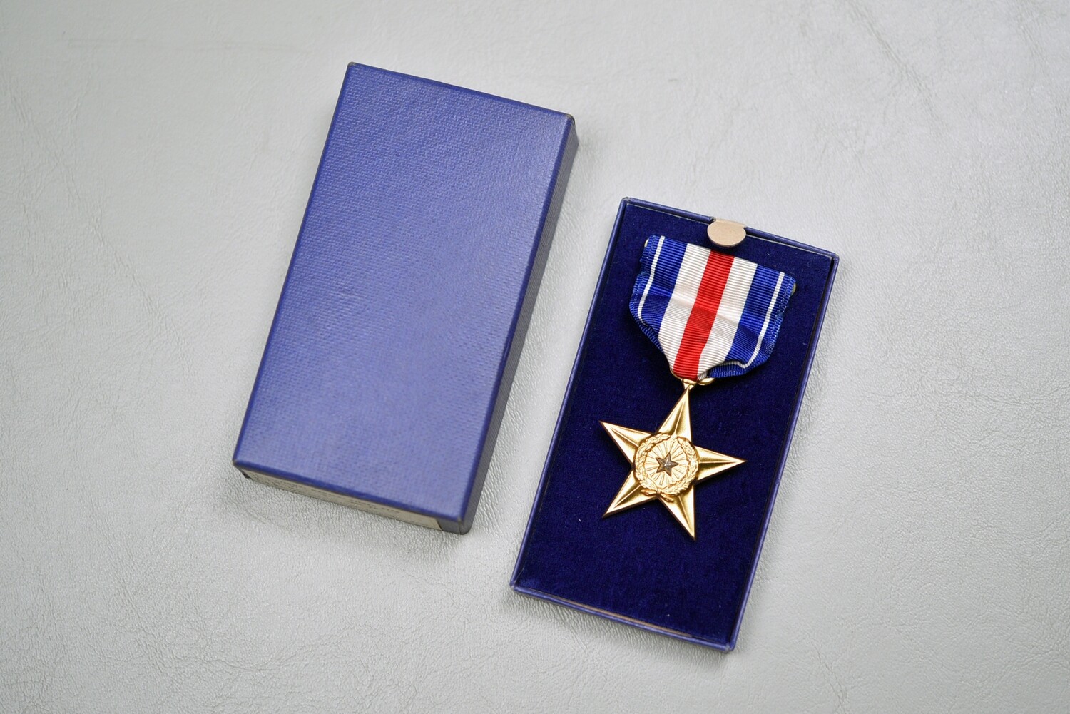 WWII U.S. SILVER STAR MEDAL IN BLUE BOX OF ISSUE