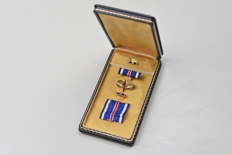 WWII U.S. DISTINGUISHED FLYING CROSS BLACK LEATHERETTE PRESENTATION CASE w/CONTENTS