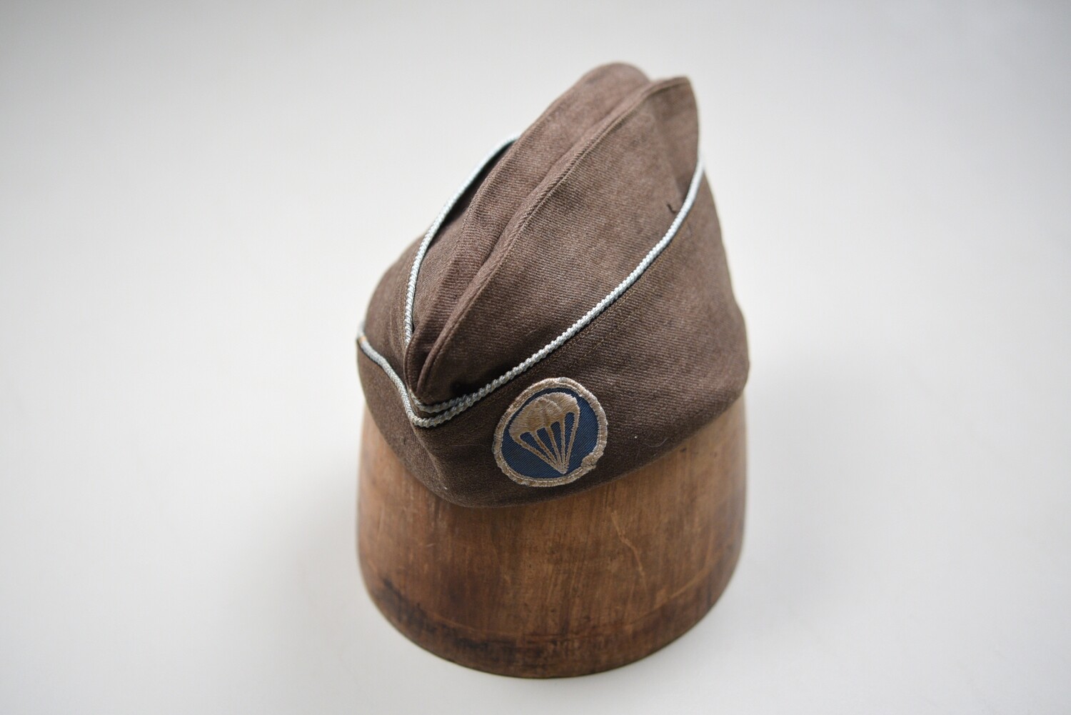 WWII U.S. PARATROOPER OVERSEAS CAP w/BLUE PARACHUTE PATCH