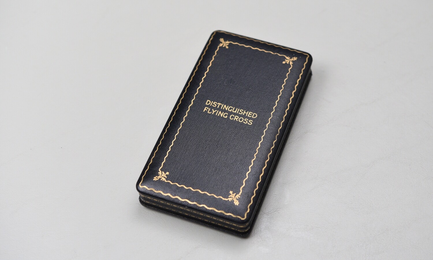 WWII U.S. DISTINGUISHED FLYING CROSS BLACK LEATHERETTE PRESENTATION CASE w/CONTENTS