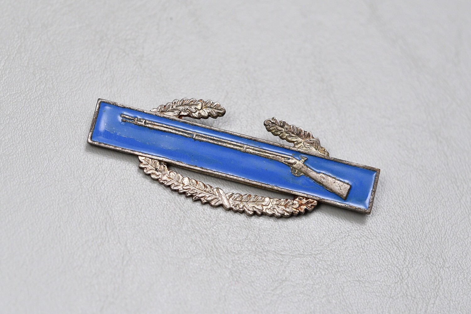 WWII U.S. COMBAT INFANTRY BADGE - ORIGINAL PIN BACK