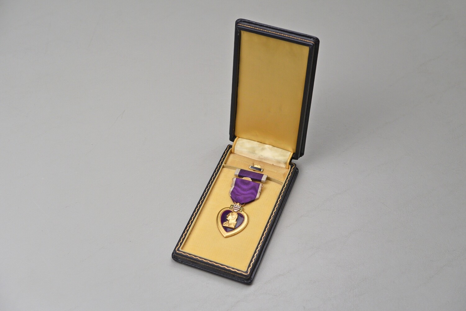 WWII U.S. PURPLE HEART MEDAL IN BLACK LEATHERETTE PRESENTATION CASE