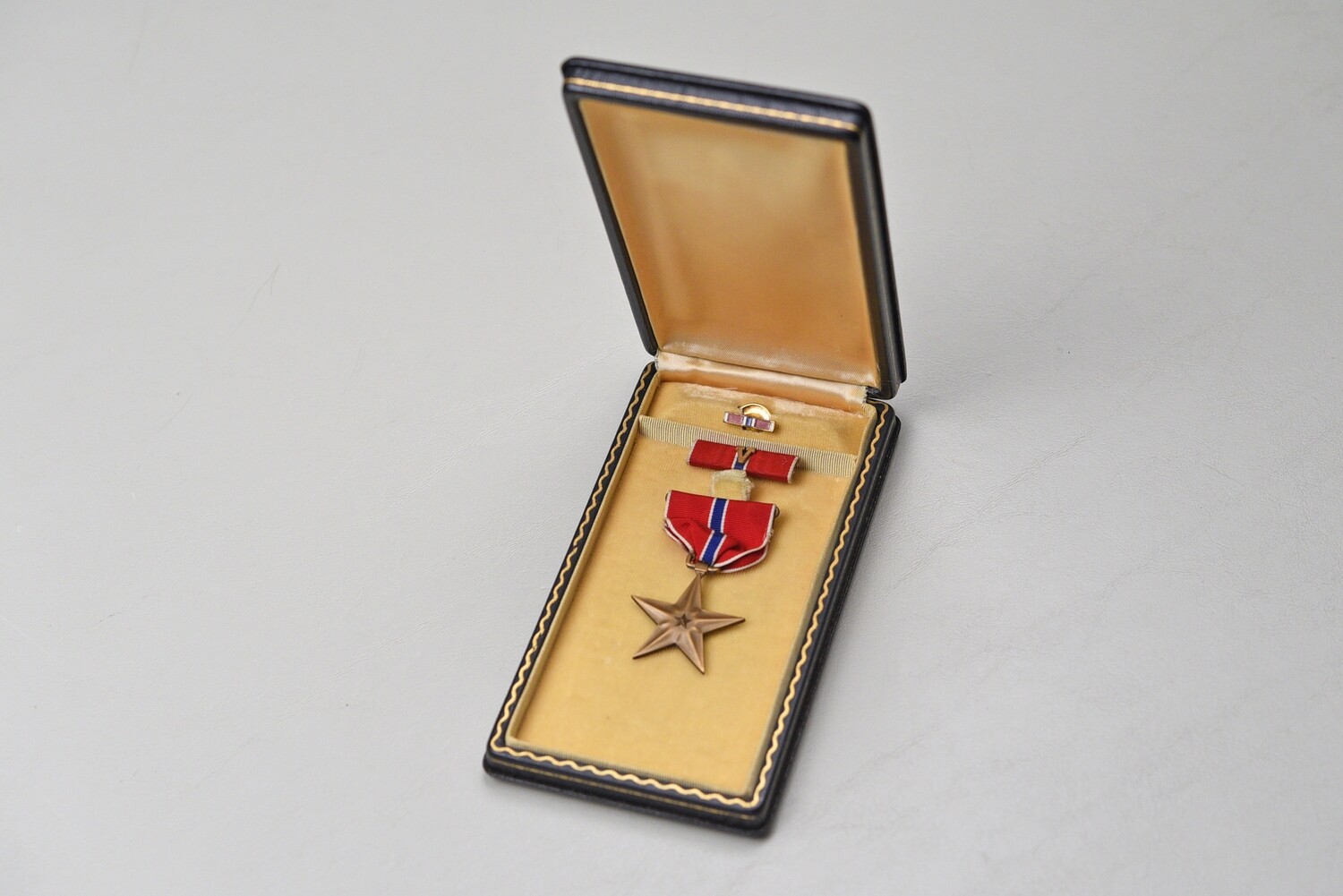 WWII U.S. BRONZE STAR MEDAL SET IN CASE