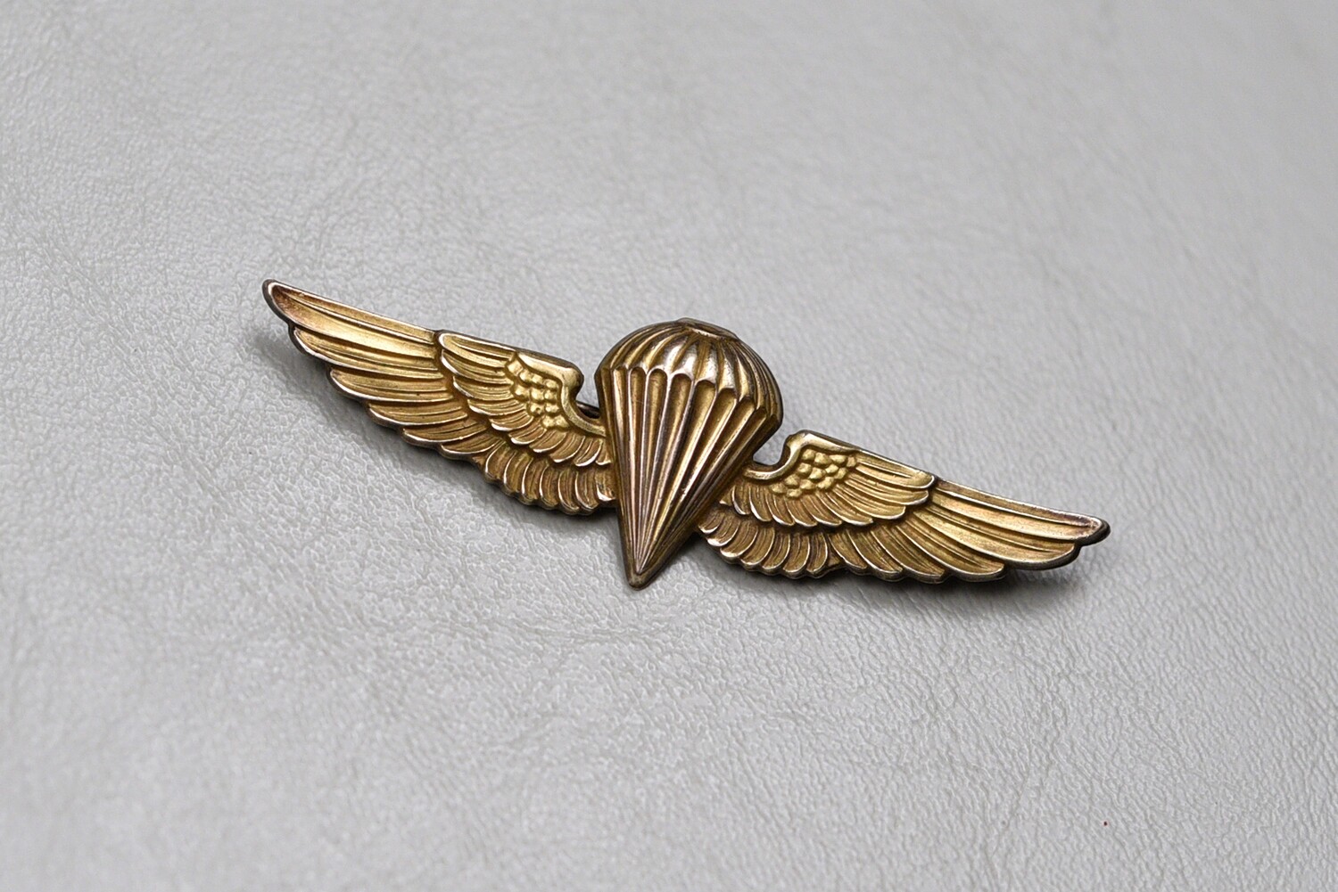 WWII U.S. MARINE CORPS PARAMARINE/NAVY PARACHUTE RIGGER WING - PINBACK, STERLING