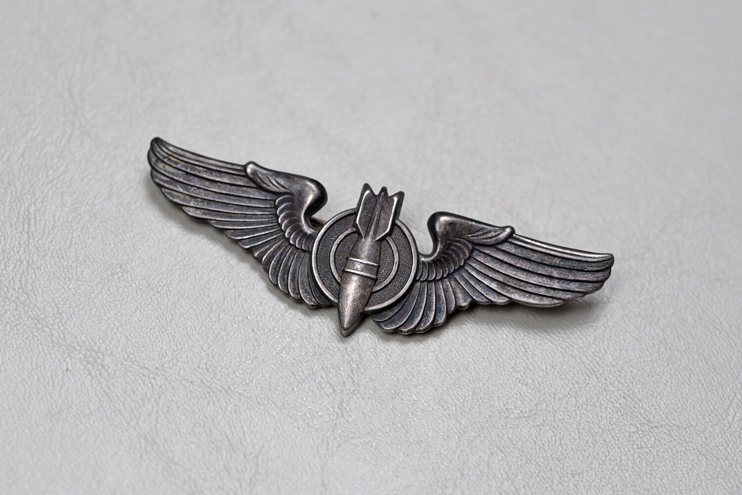 WWII U.S. ARMY AIR CORPS BOMBARDIER WING - PINBACK, STERLING