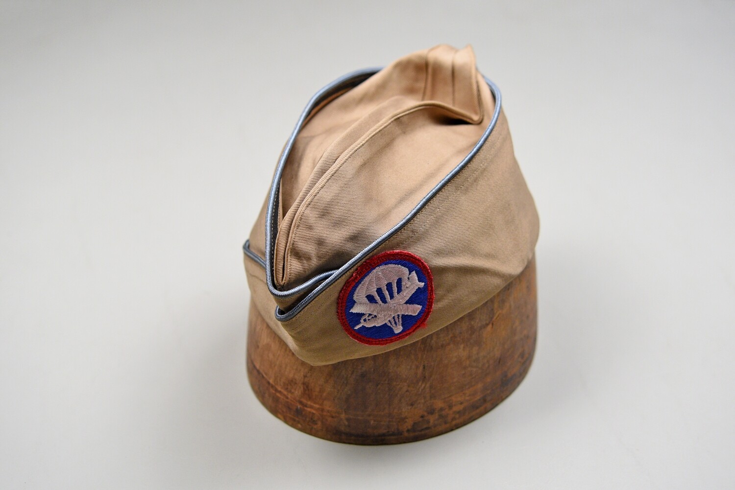 WWII U.S. AIRBORNE PARA/GLIDER BLUE PIPED ENLISTED KHAKI OVERSEAS CAP