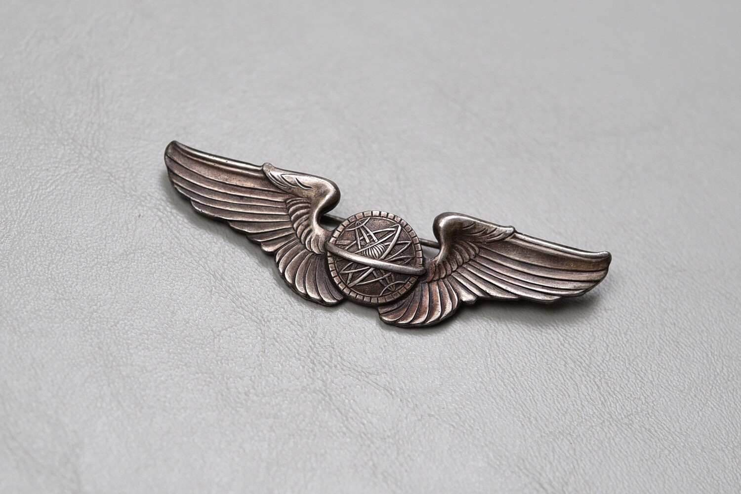 WWII U.S. ARMY AIR CORPS NAVIGATOR WING - PINBACK, STERLING