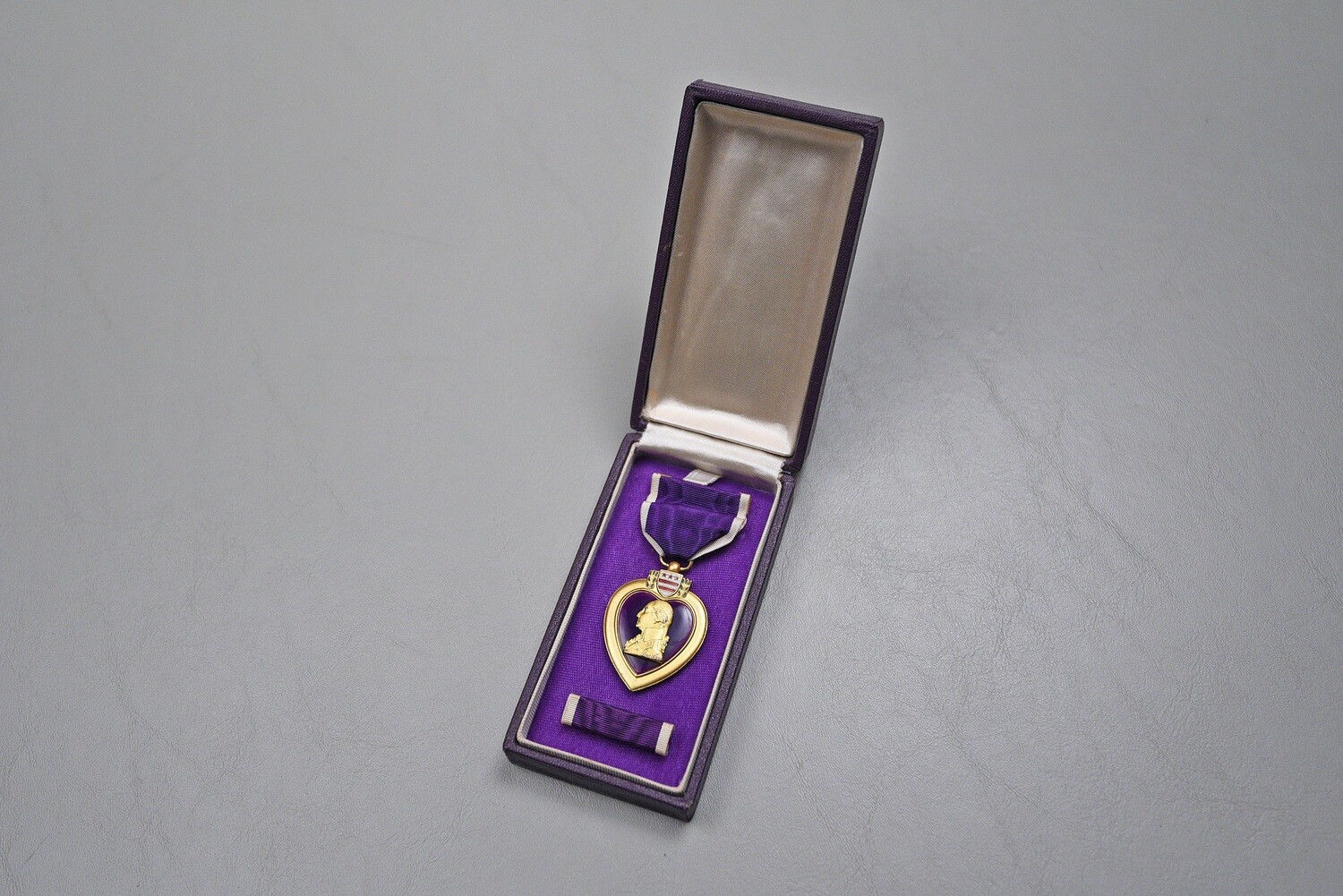 WWII U.S. NAVY/MARINE CORPS TYPE 1 PURPLE HEART IN PURPLE BOX