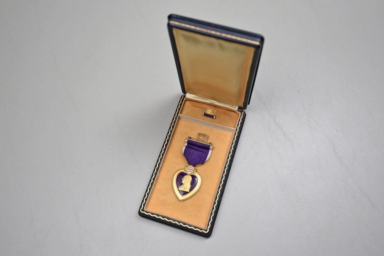 WWII U.S. NAVY/MARINE CORPS TYPE 2 PURPLE HEART MEDAL IN PRESENTATION CASE
