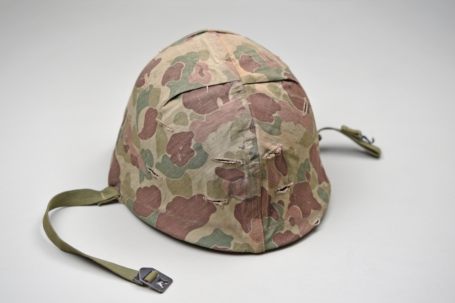 KOREAN WAR U.S. MARINE CORPS M1 STEEL HELMET w/COVER – REAR SEAM SCHLUETER SHELL