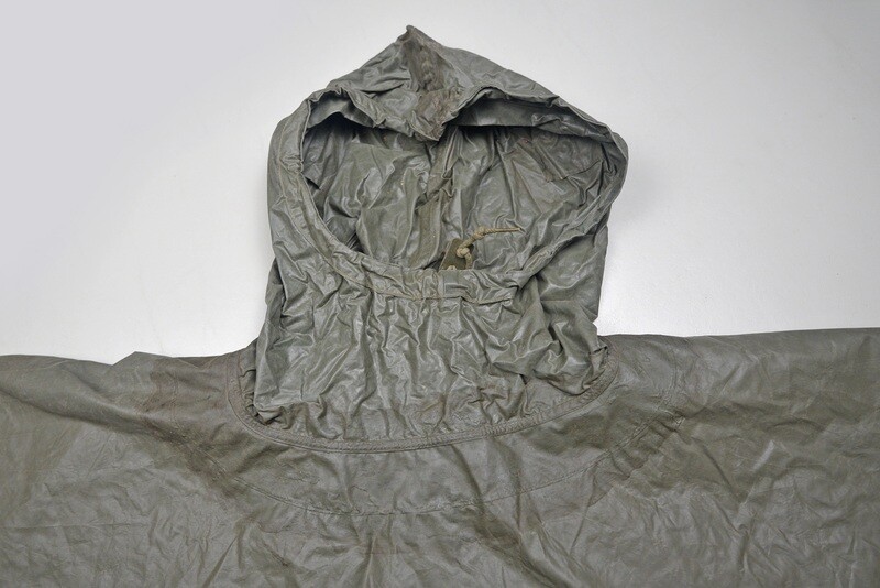 VIETNAM WAR U.S. RUBBERIZED PONCHO w/MARINE CORPS BLANKET ROLL STRAPS – DATED 1962