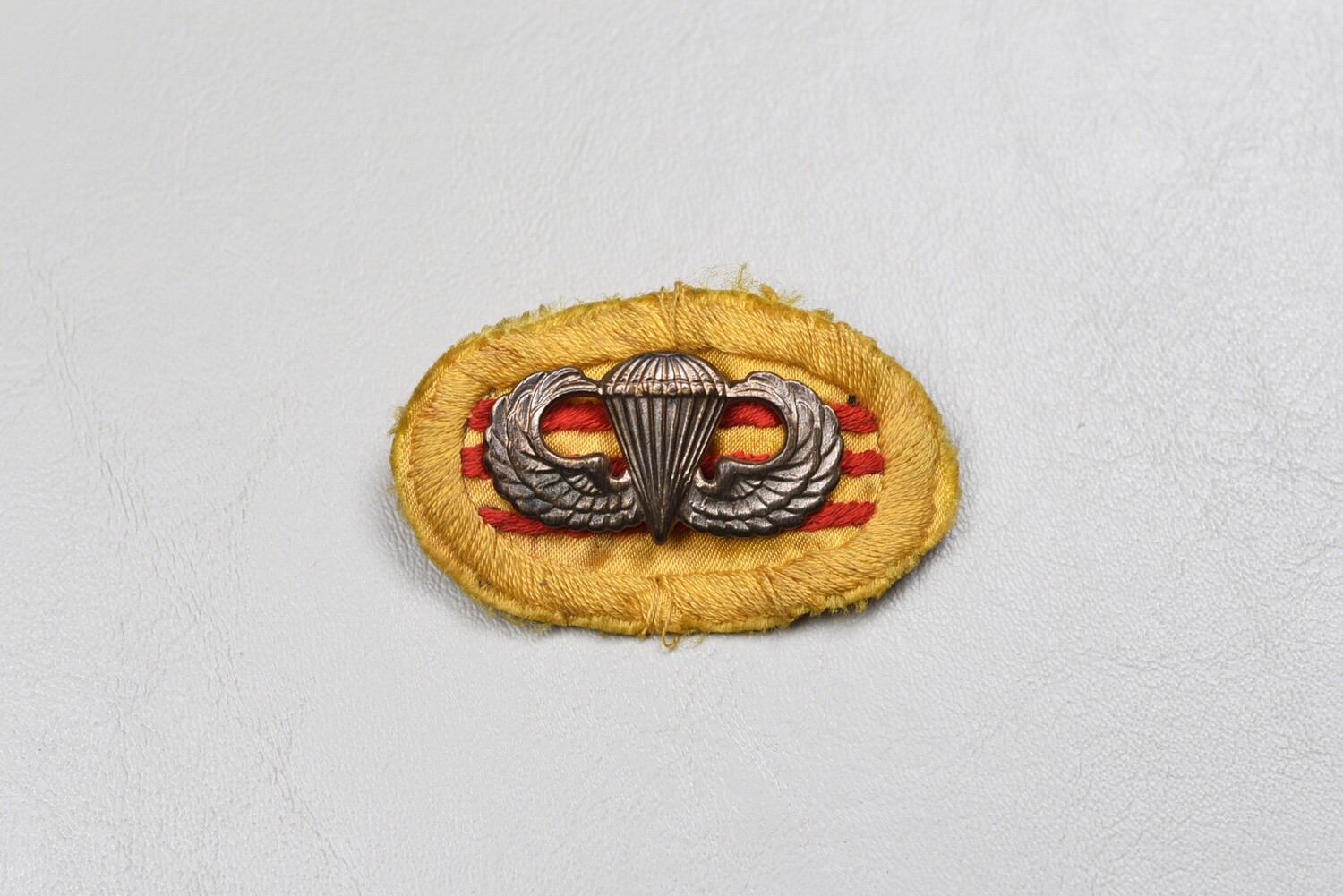 VIETNAM WAR U.S. PARATROOPER JUMP WING ON OVAL - IN-COUNTRY MADE