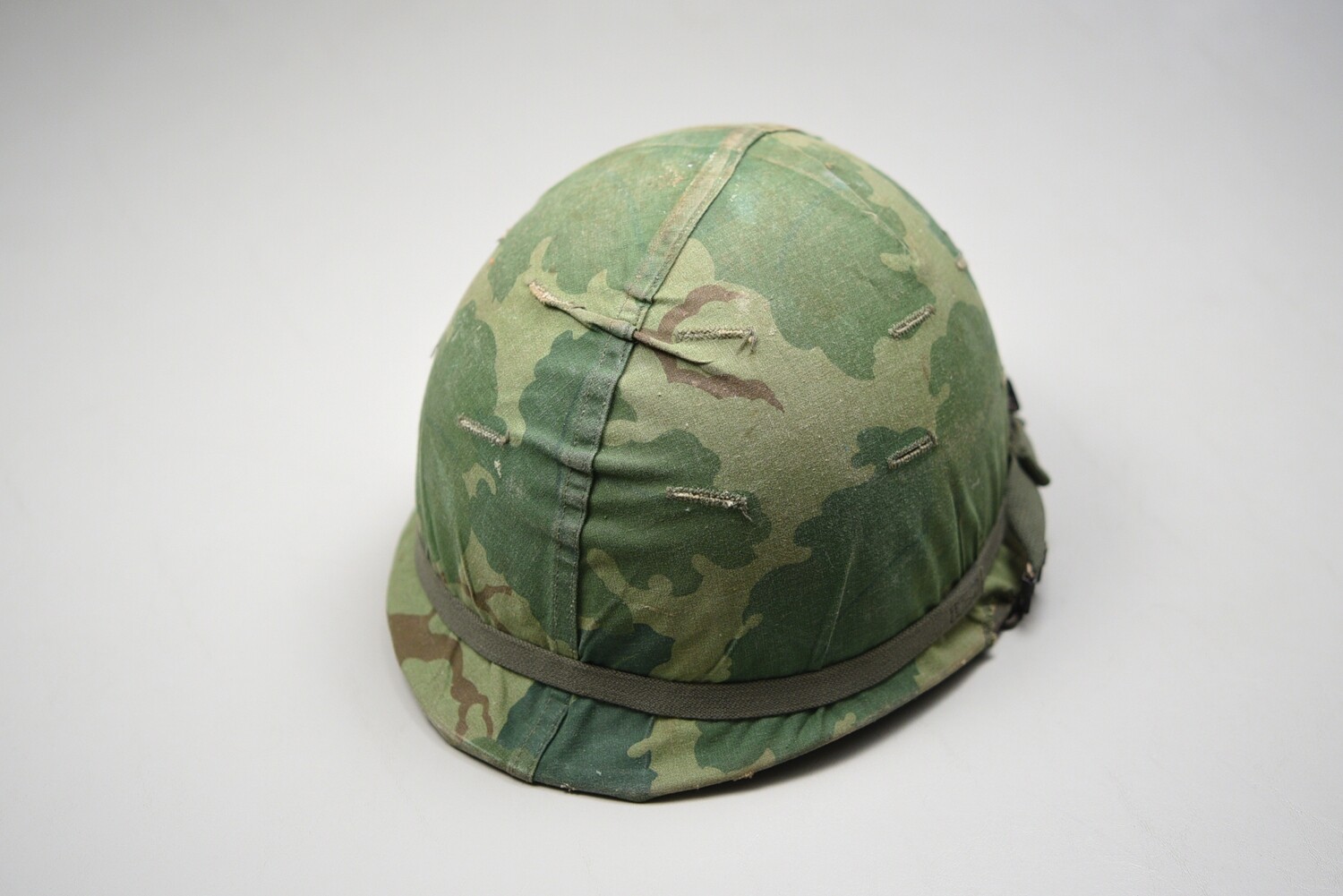 VIETNAM WAR U.S. M1 HELMET w/EARLY 1965 DATED COVER - IDENTIFIED