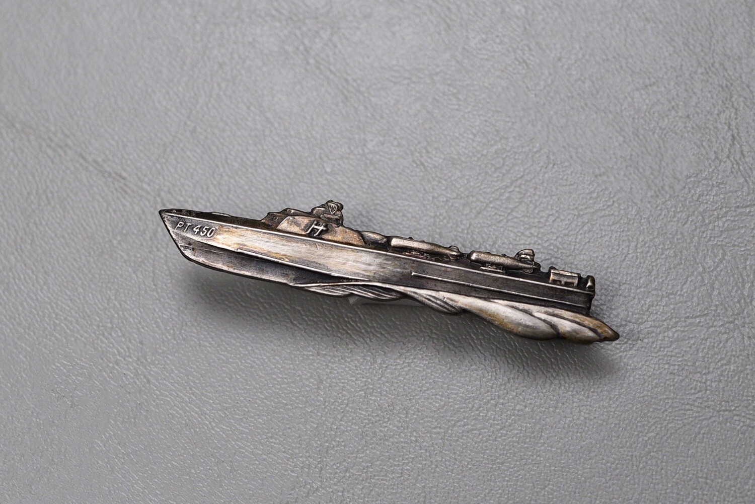 WWII U.S. NAVY HIGGINS BOAT PT 450 BADGE - PINBACK