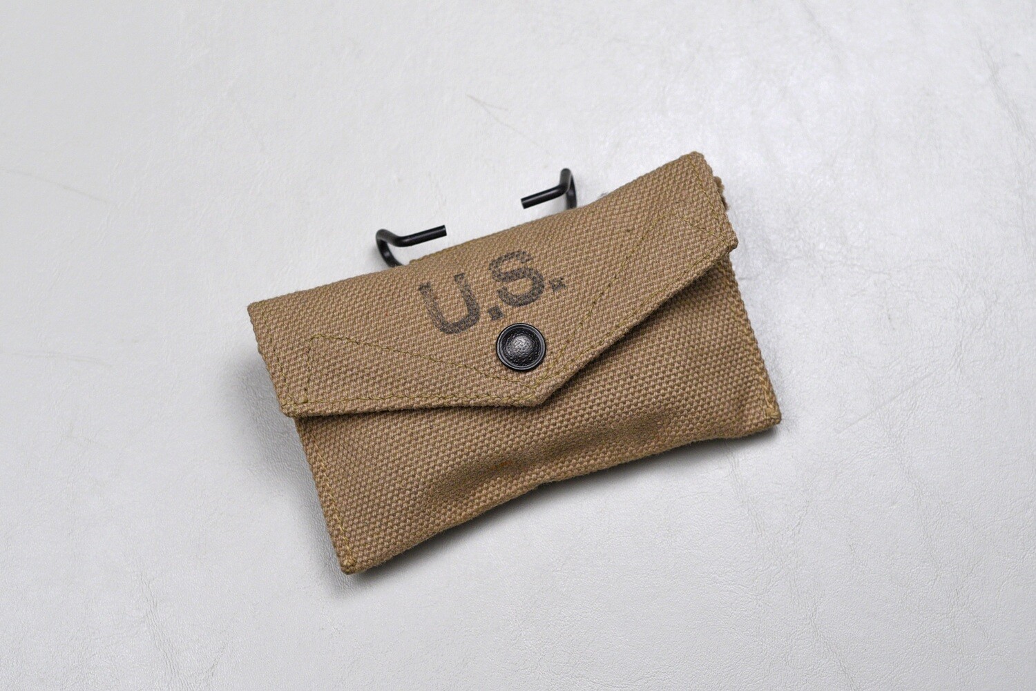 WWII U.S. CARLISLE FIRST AID PACKET IN BRITISH MADE CARRIER - DATED 1944