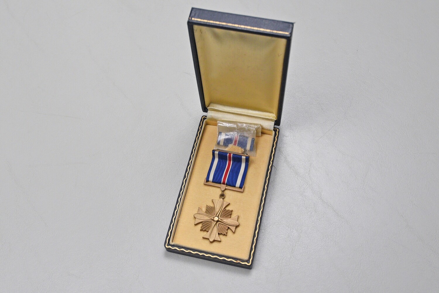 WWII U.S. NAVY/MARINE CORPS DISTINGUISHED FLYING CROSS IN CASE