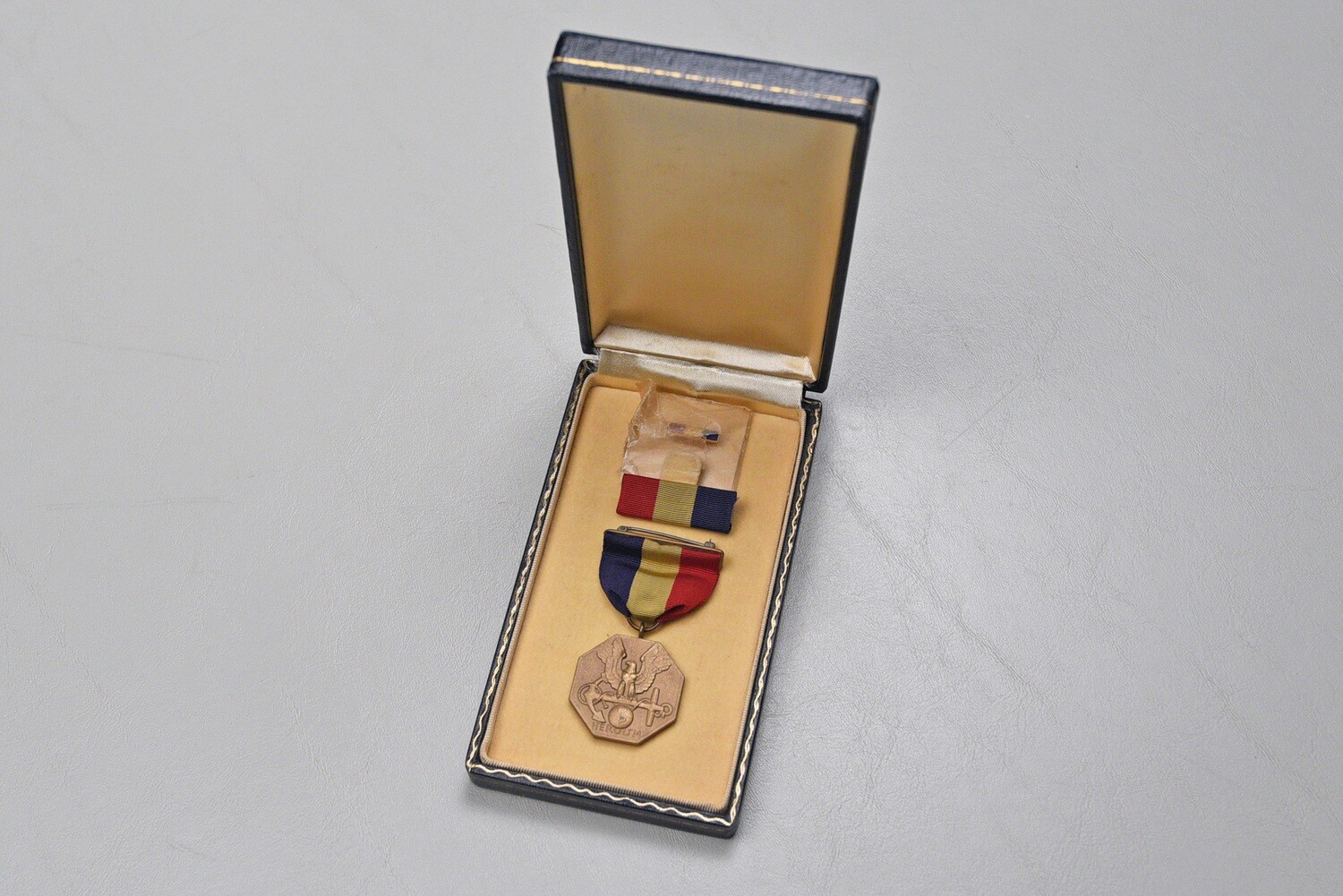 WWII U.S. NAVY AND MARINE CORPS MEDAL IN SHORT BLACK LEATHERETTE CASE