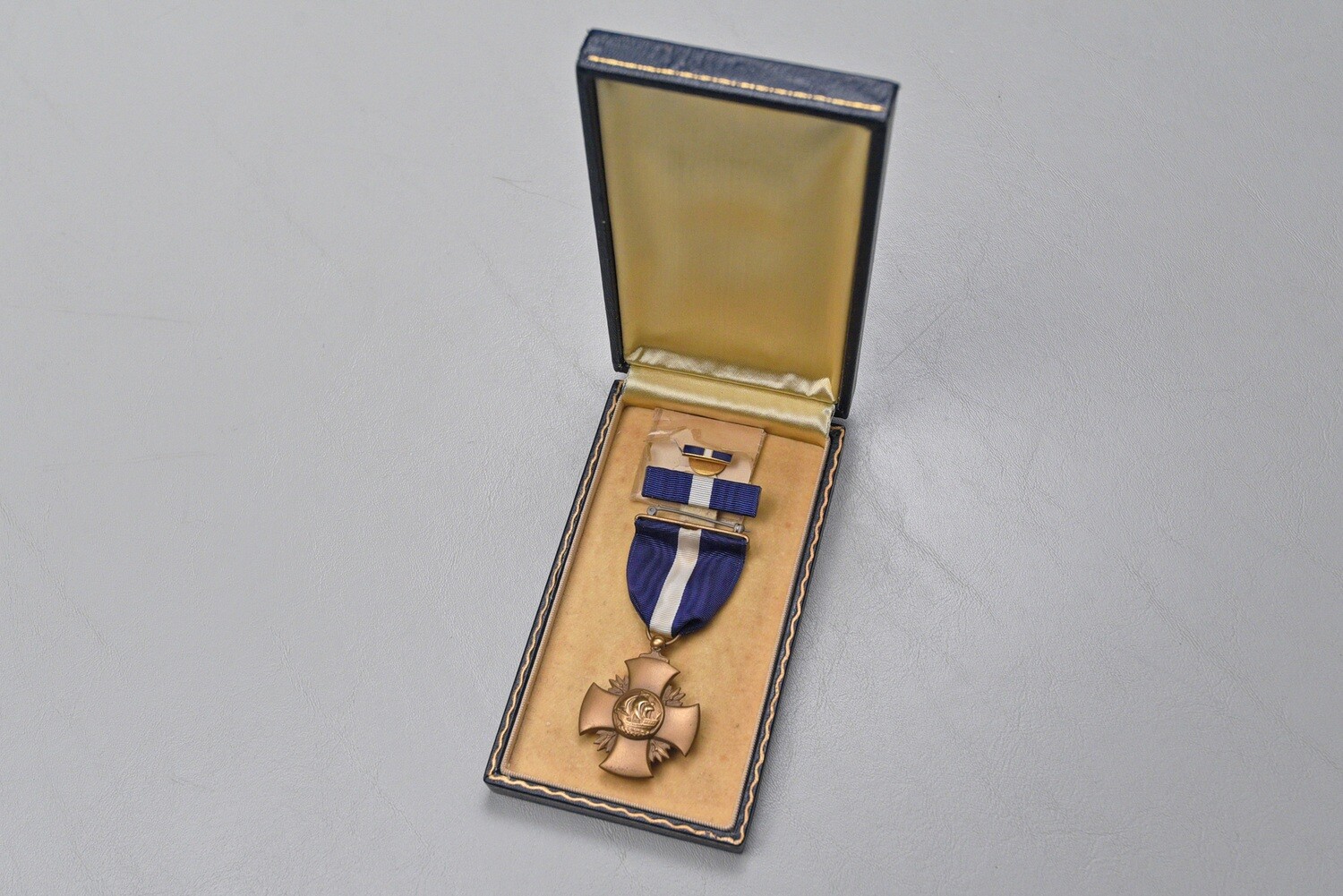 WWII U.S. NAVY CROSS IN SHORT BLACK LEATHERETTE TITLED CASE