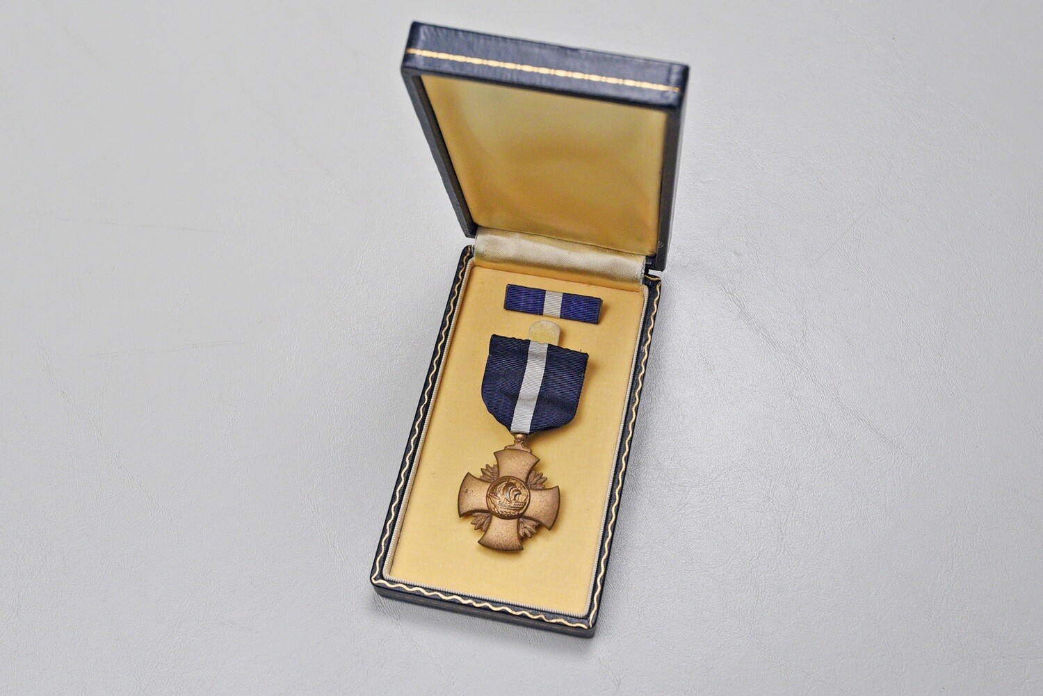 WWII U.S. NAVY CROSS IN SHORT BLACK LEATHERETTE TITLED CASE