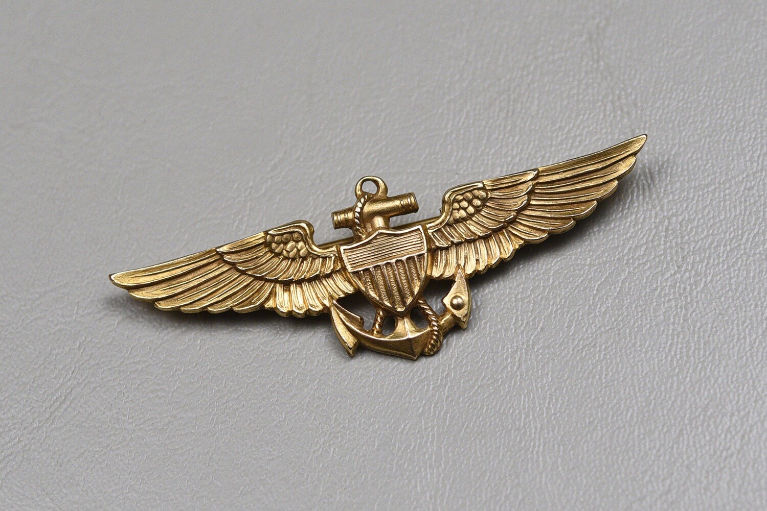 WWII U.S. NAVY PILOTS WING BY N.S. MEYER, NY MARKED MYRGOLD - PINBACK