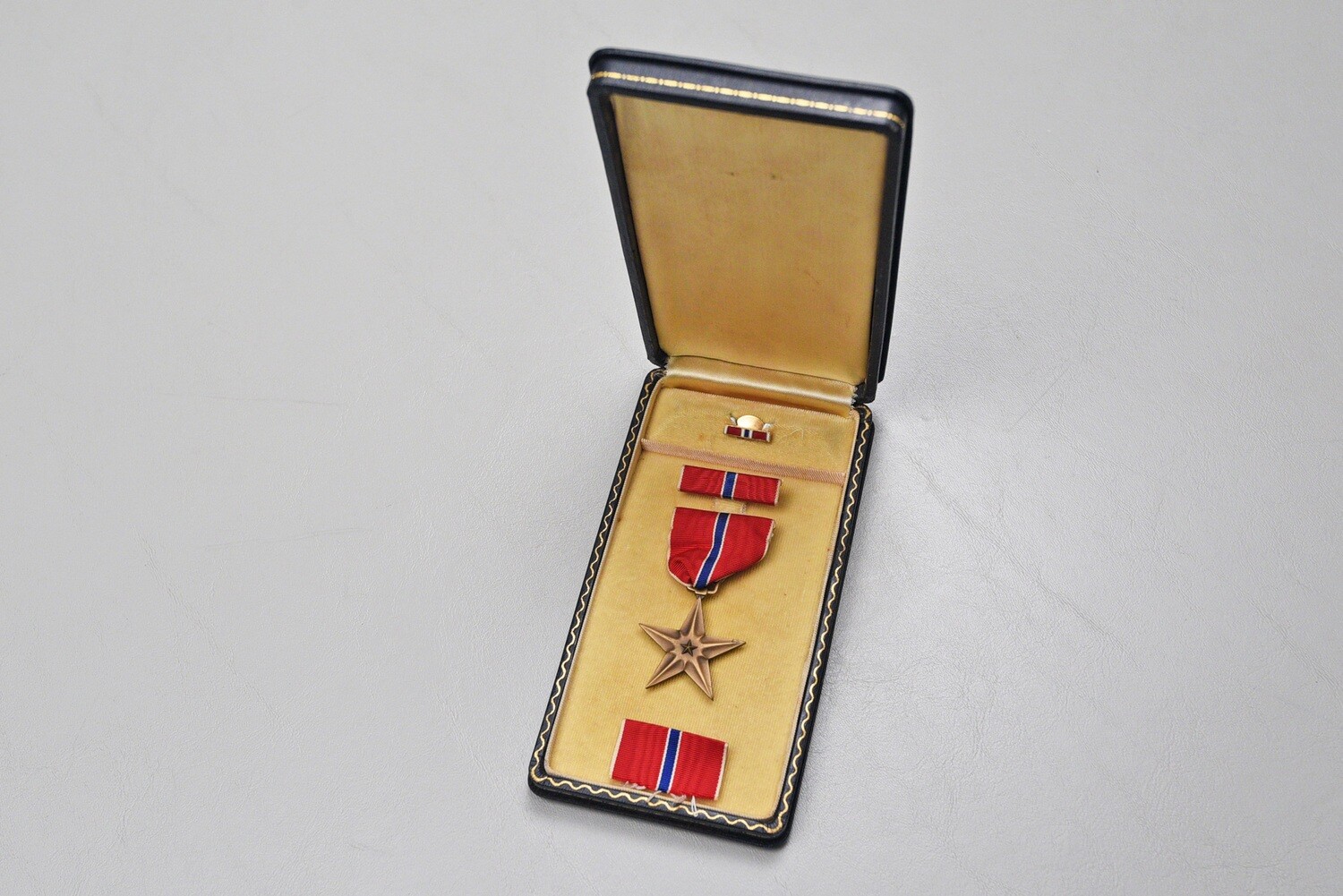 WWII U.S. BRONZE STAR IN BLACK LEATHERETTE CASE - AWARDED TO OFFICER