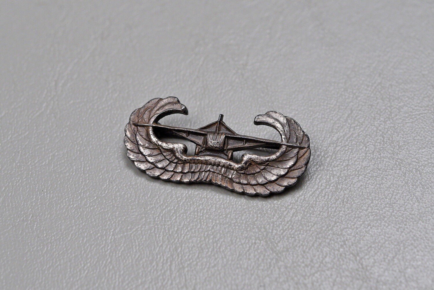 WWII U.S. GLIDER ASSAULT BADGE - PIN BACK, HORIZONTALLY MARKED STERLING