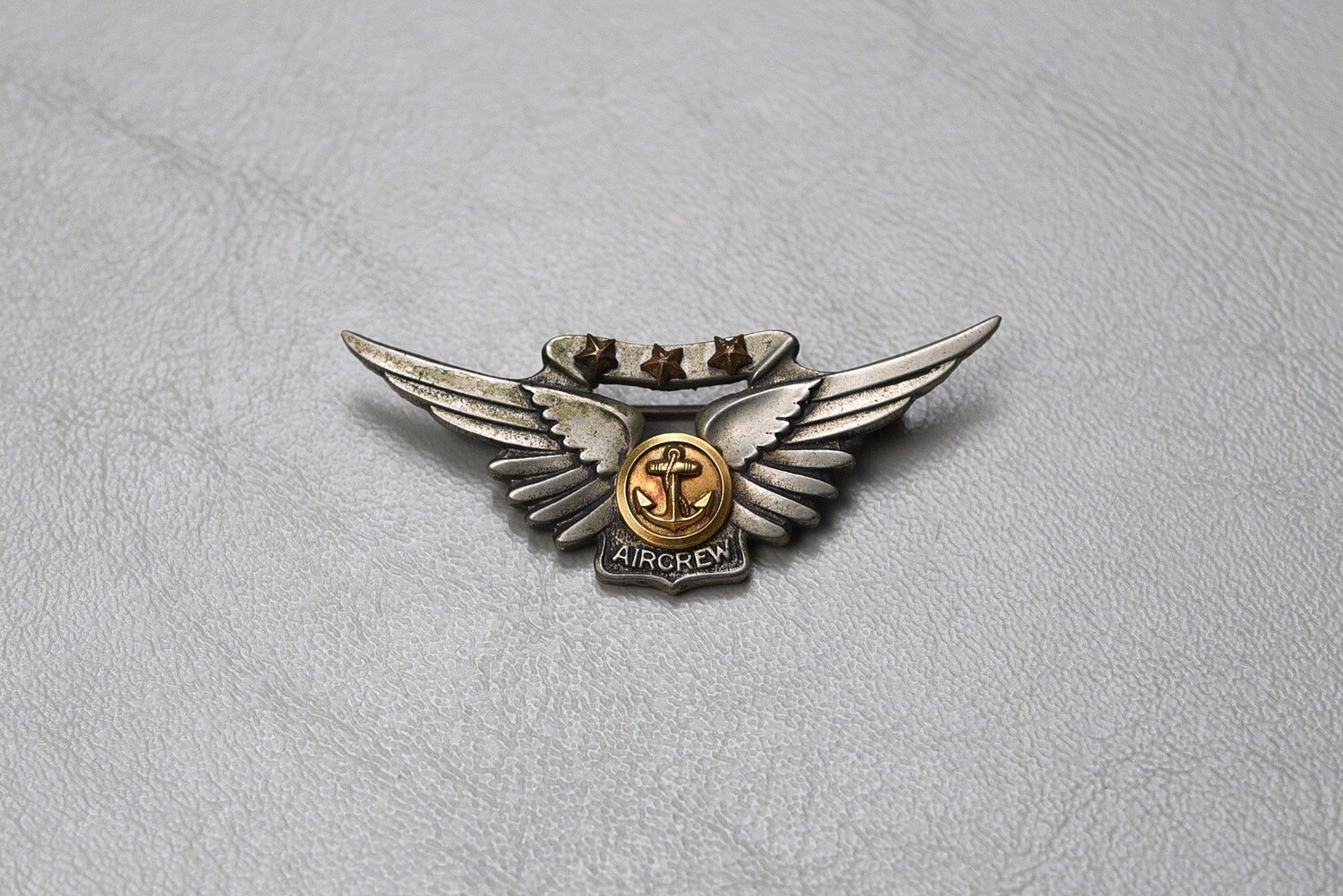 WWII U.S. NAVY AIR CREW WING w/3 COMBAT STARS BY MEYER, N.Y. - PINBACK