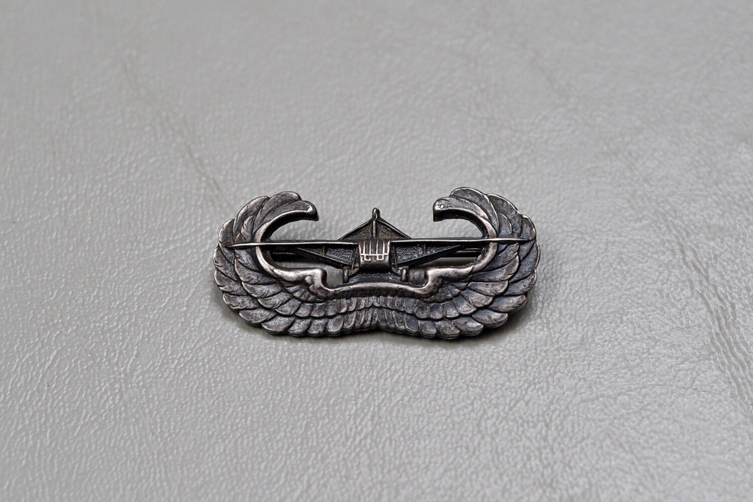 WWII U.S. GLIDER ASSAULT BADGE - PIN BACK, VERTICAL MARKED STERLING