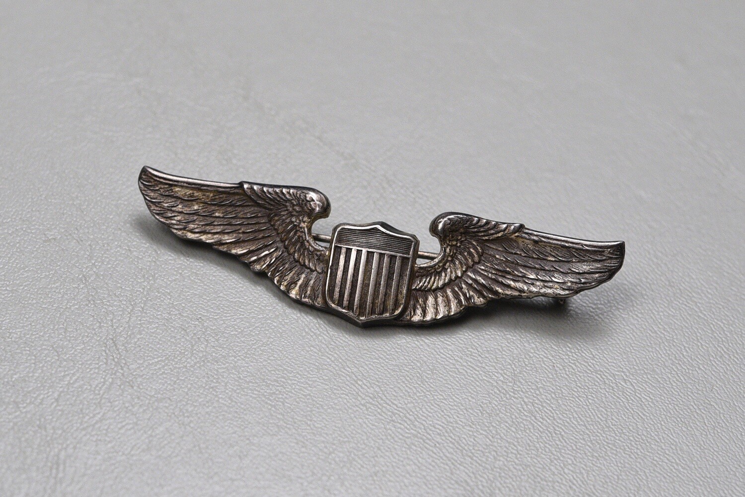 WWII U.S. ARMY AIR CORPS PILOT WING BY BLACKINTON - PINBACK, STERLING