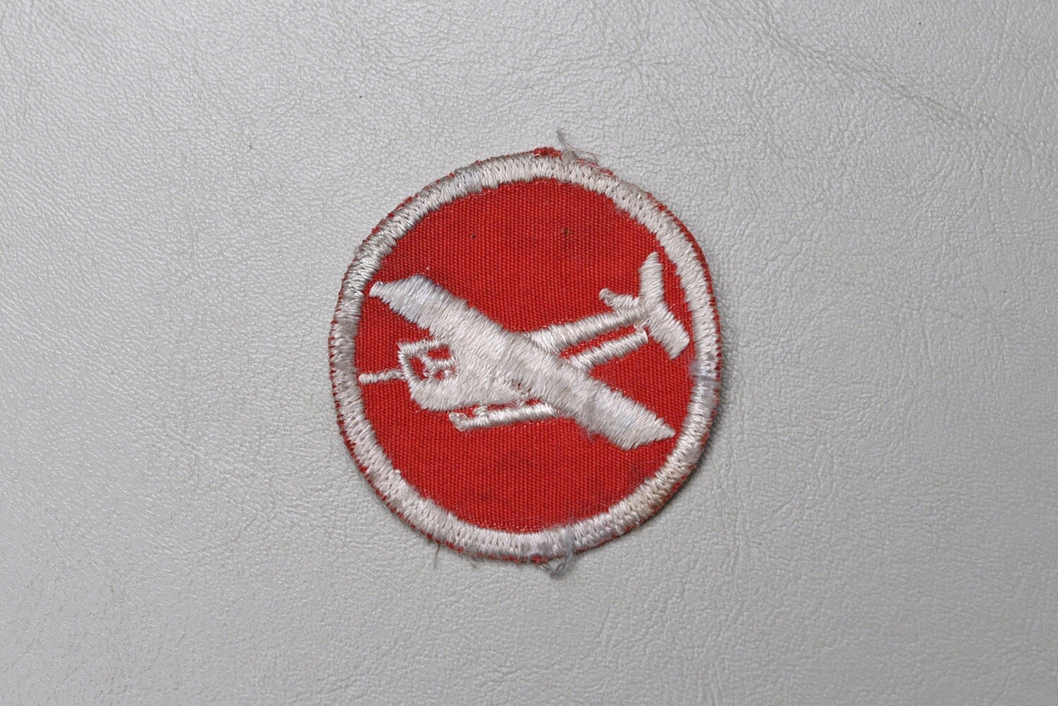 WWII U.S. AIRBORNE GLIDER ARTILLERY REGIMENT OVERSEAS CAP PATCH - RED TWILL