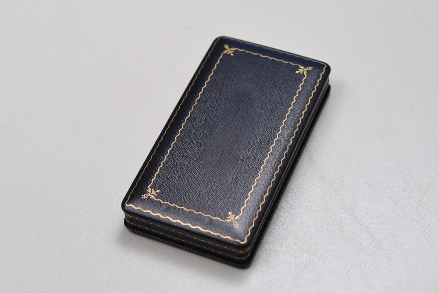 WWII U.S. UNTITLED BLACK LEATHERETTE PRESENTATION CASE