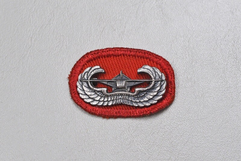 WWII U.S. GLIDER ASSAULT BADGE ON ARTILLERY/ENGINEER OVAL - PINBACK, STERLING