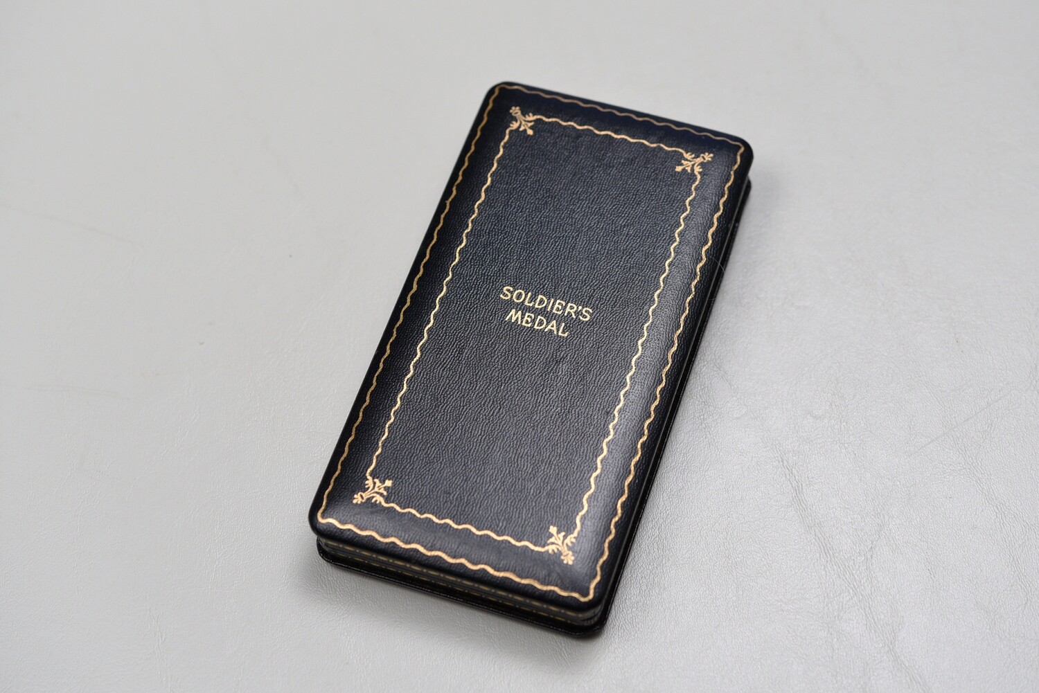 WWII U.S. SOLDIER&#39;S MEDAL BLACK LEATHERETTE CASE