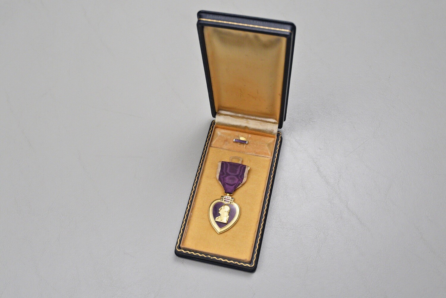 KOREAN WAR U.S. MARINE CORPS KIA PURPLE HEART MEDAL IN CASE – 7th MARINE REGT