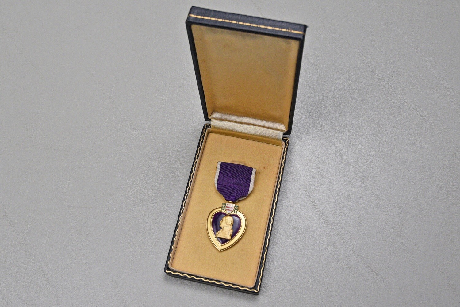 KOREAN WAR U.S. MARINE CORPS PURPLE HEART MEDAL IN SHORT CASE - CHOSIN RESERVOIR KIA