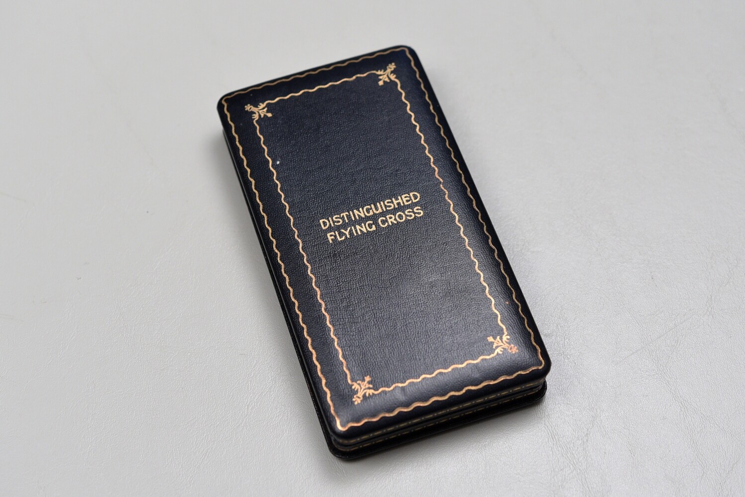 WWII U.S. DISTINGUISHED FLYING CROSS BLACK LEATHERETTE PRESENTATION CASE