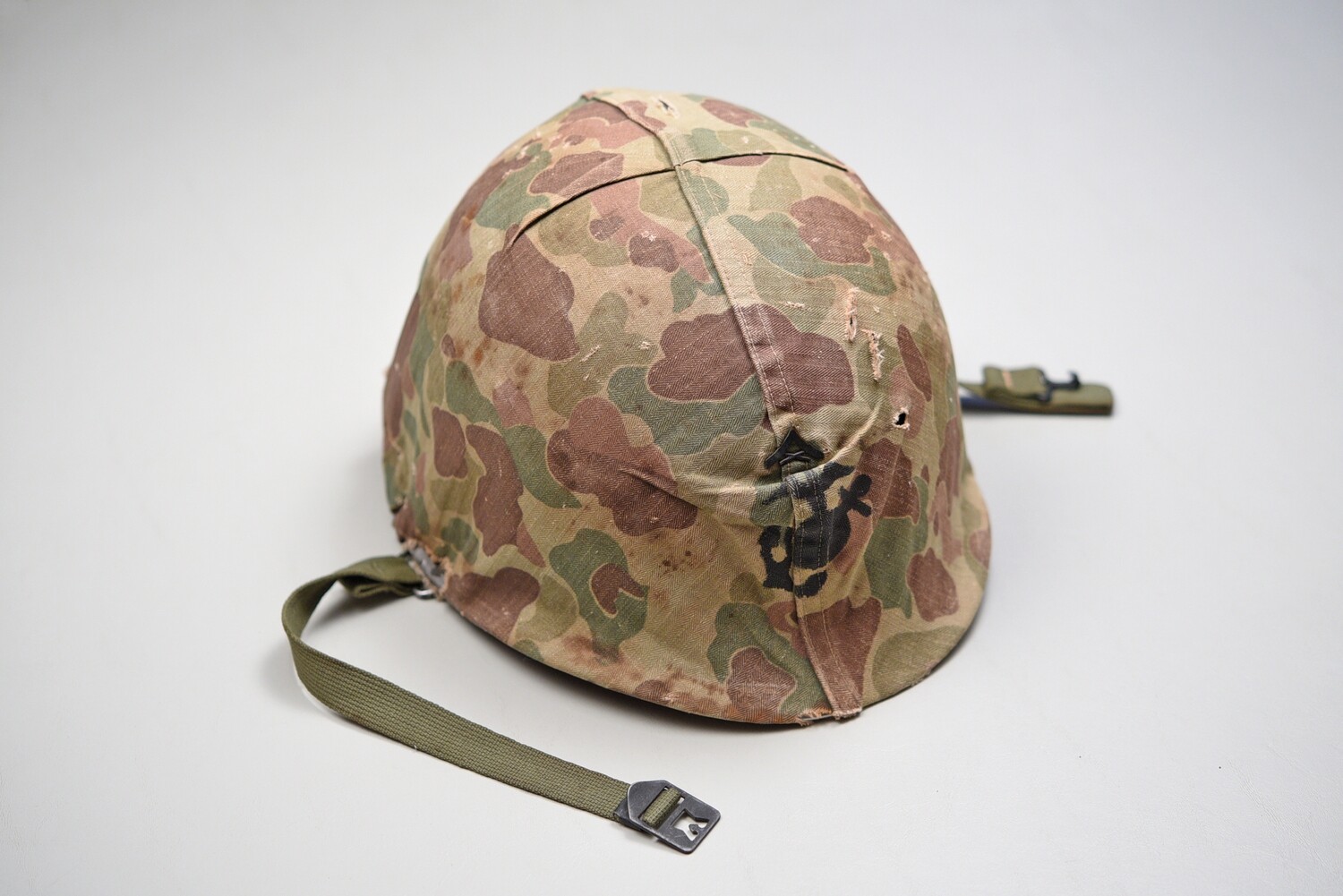 KOREAN WAR U.S. MARINE CORPS M1 HELMET w/CAMOUFLAGE COVER - FRONT SEAM