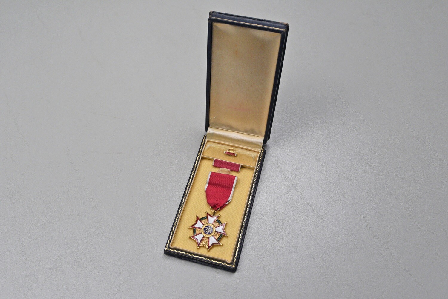 WWII U.S. LEGION OF MERIT, LEGIONNAIRE – EARLY DARK ENAMEL