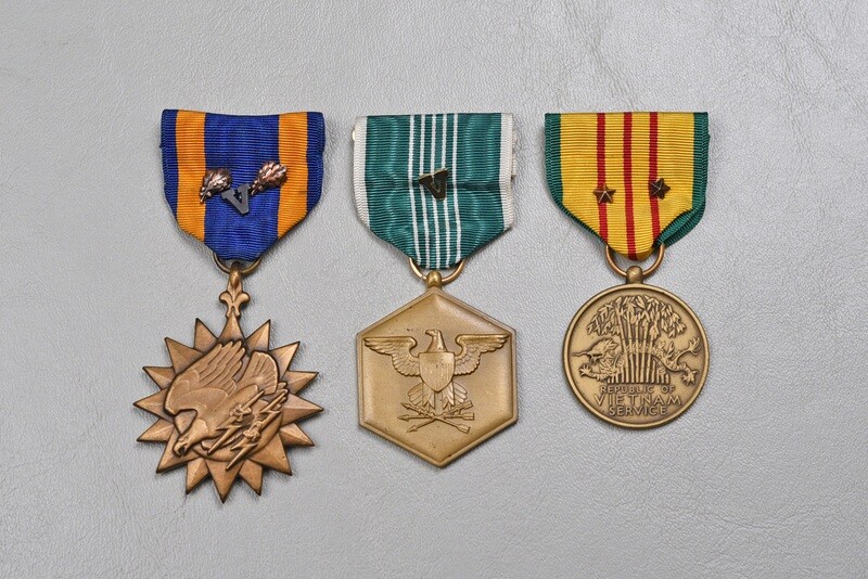VIETNAM WAR U.S. AIR MEDAL GROUP VIETNAM WAR U.S. AIR MEDAL GROUP