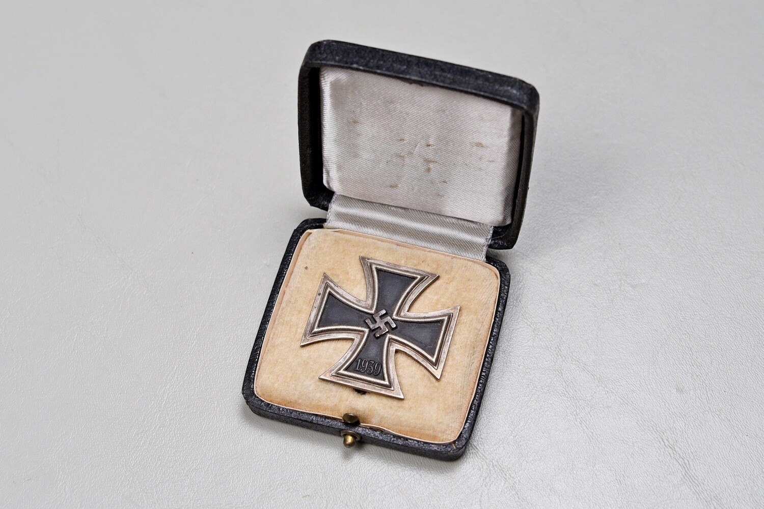 WWII GERMAN 1939 IRON CROSS 1st CLASS IN BLACK LEATHERETTE CASE
