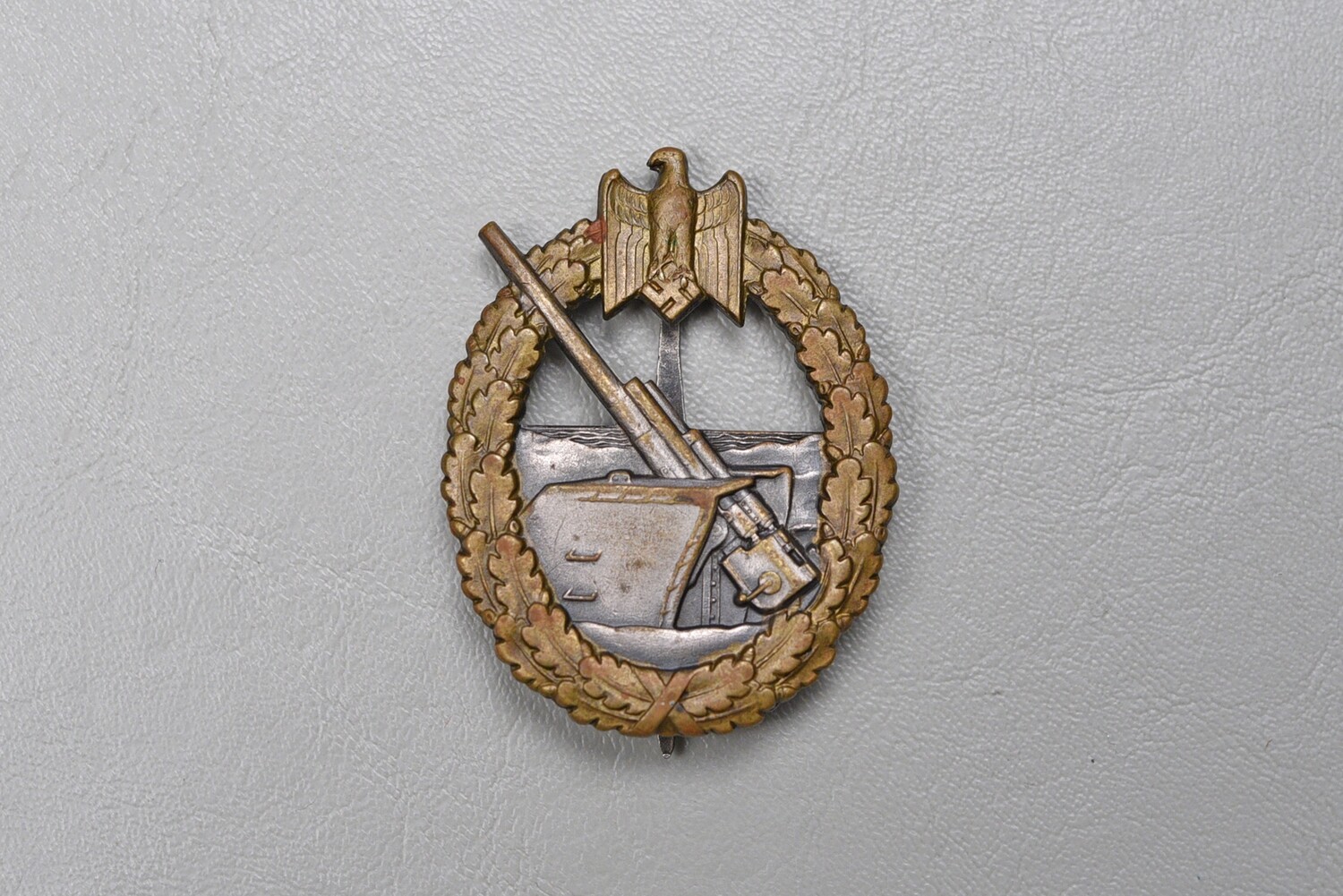 WWII GERMAN KRIEGSMARINE COASTAL ARTILLERY BADGE BY SCHWERIN