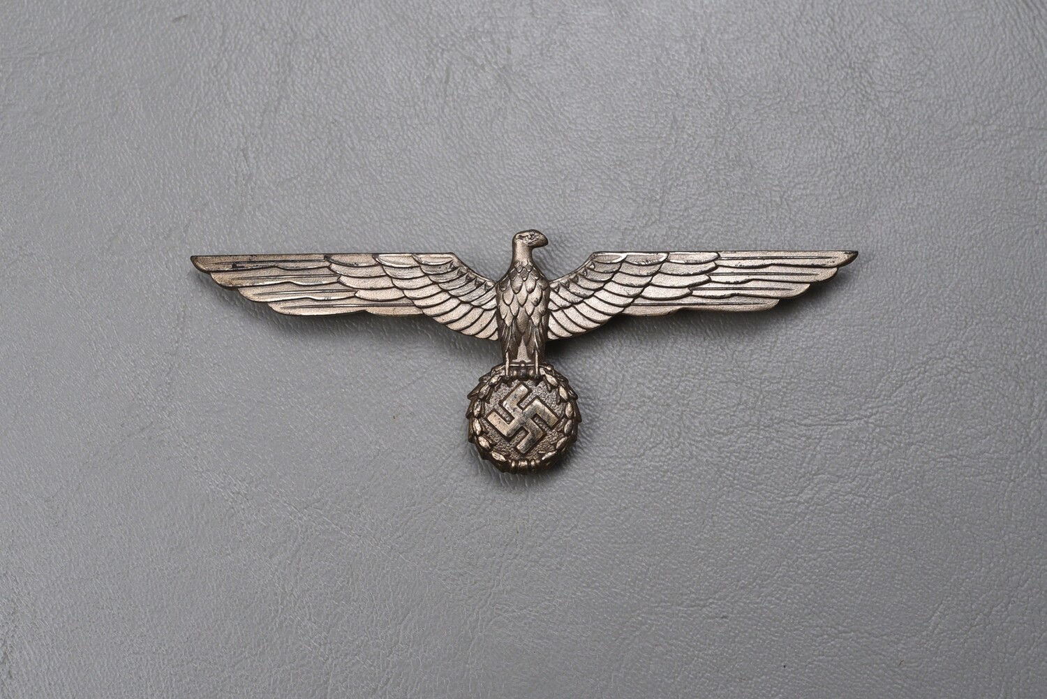 WWII GERMAN KRIEGSMARINE METAL BREAST EAGLE